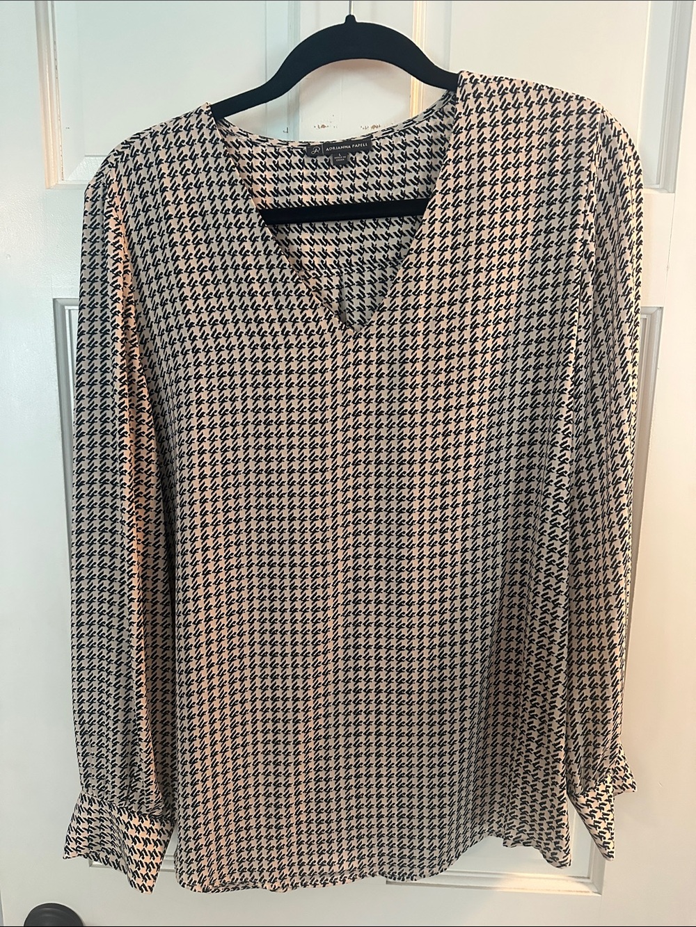 Adrianna Papell Black and White Houndstooth V-Neck Long Sleeve Blouse